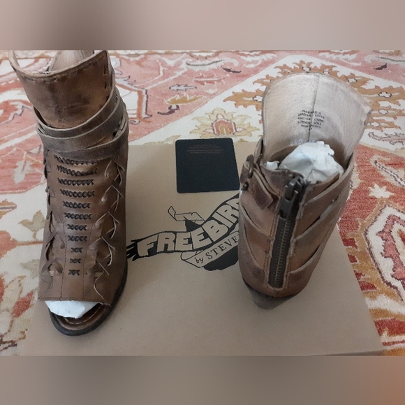 Freebird Eagle Peep Toe Buckle Strap Bootie size 9--FINAL PRICE 👢🤩❣ - Picture 3 of 5